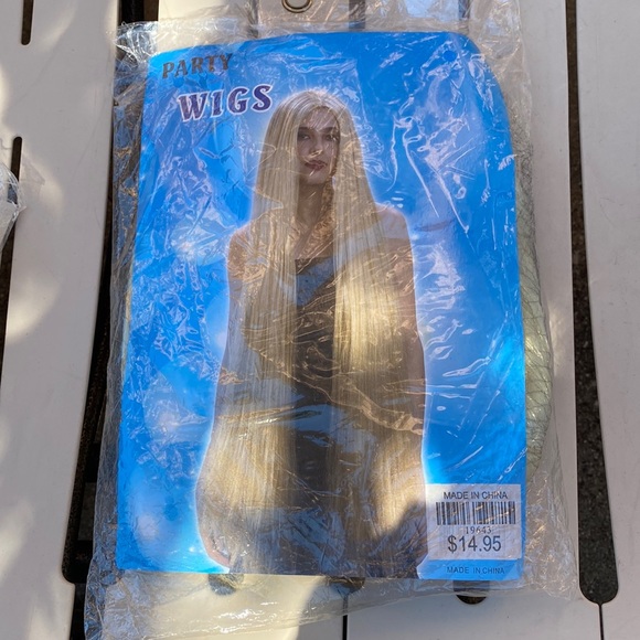 Blonde long wig - Picture 1 of 2